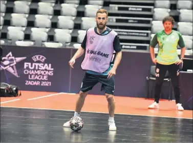  ??  ?? Pola, capitán del Movistar, durante el entrenamie­nto de ayer sobre la pista negra de Zadar.