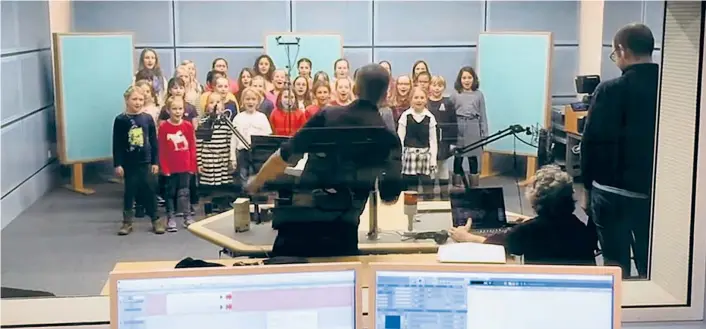  ??  ?? Der Dortmunder Kinderchor hat für den WDR ein satirisch gemeintes Lied zum Besten gegeben. Weil „Oma“darin „Umweltsau“genannt wird, fühlen sich manche angegriffe­n.