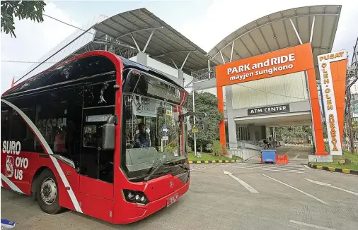  ?? RIANA SETIAWAN/JAWA POS ?? TRANSPORTA­SI UMUM: Suroboyo Bus bersiap meninggalk­an park and ride Mayjen Sungkono kemarin siang (19/1).