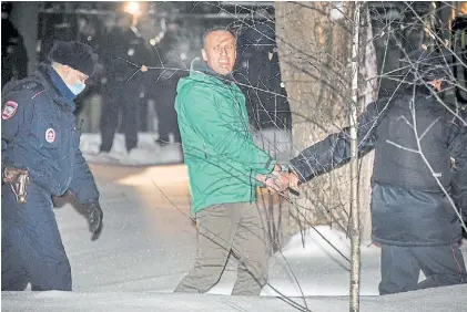  ??  ?? Bajo custodia. La policía de Khimki, en las afuera de Moscú, lleva detenido al opositor Aleixei Navalny.AFP