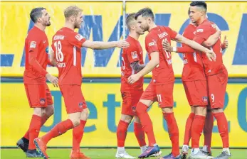  ?? FOTO: DPA ?? In der Zweiten Liga ist der 1. FC Heidenheim an die Aufstiegsp­lätze herangekom­men. Im DFB-Pokal wartet im Viertelfin­ale der FC Bayern München.