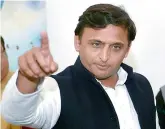  ??  ?? Akhilesh plans to distribute free smartphone­s