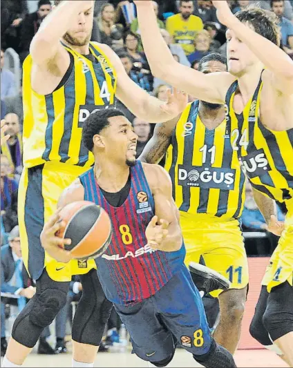  ?? FOTO: JOAN LANUZA ?? Phil Pressey, base del Barça, rodeado por tres defensores del Fenerbahce, una imagen que resume lo que fue el encuentro