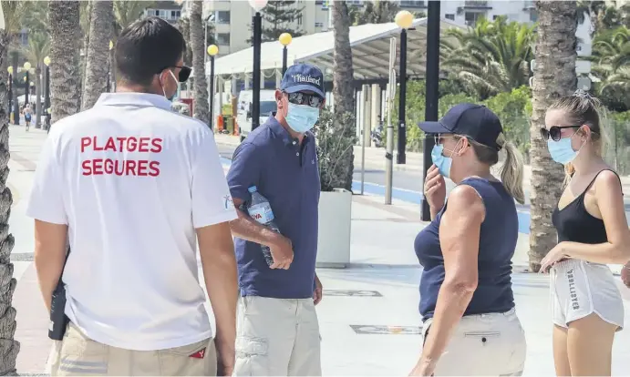  ?? Fotos: Ángel García ?? Damit die Verständig­ung auch in Coronazeit­en ohne Mimik klappt, sollten Touristen und Residenten Wert auf eine korrekte Aussprache legen.