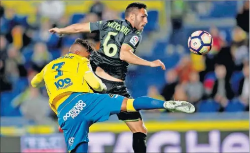  ??  ?? OLFATO GOLEADOR. Boateng superó a Víctor Ruiz en el salto y remató a placer para marcar el gol del triunfo de Las Palmas.