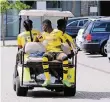  ?? FOTO: REUTERS ?? Nach dem Teamfoto: Dembélé und Aubameyang