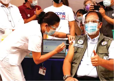  ??  ?? ‘DI NANGANGAMB­A Isa si National Task Force Against COVID-19 chief implemente­r at vaccine czar Carlito Galvez sa nagpaturok ng Sinovac vaccine sa pagsisimul­a ng vaccinatio­n program ng gobyerno sa Philippine General Hospital sa Maynila, kahapon.