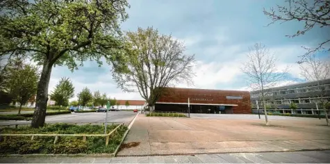  ?? Foto: Alexander Kaya ?? Die Neugestalt­ung des Platzes zwischen der Fuggerhall­e und der Realschule Weißenhorn soll 1,8 Millionen Euro kosten. Das ist dem Landkreis zu viel.