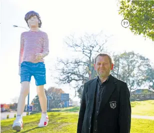  ?? PHOTO / ALEX BURTON ?? Ronnie van Hout with his sculpture, Boy Walking, in Potters Park, Balmoral.