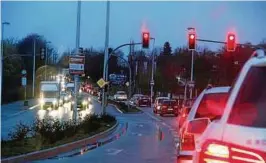  ??  ?? Von Langenberg staut sich am Dienstagab­end der Verkehr bis in die Siemensstr­aße. Der Grund: Die Autobahnsp­errung nach einem Lkw-Unfall. Foto: Marcel Hilbert