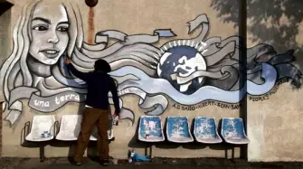  ??  ?? YAYADUBAS MOTHERNATU­RE Artist AGSaño adds finishing touches to a mural done with other artists at a stop in Galliate, Italy, on their Climate Walk from Rome to Paris. The woman depicted in the mural as Mother Nature is modeled after instant celebrity...