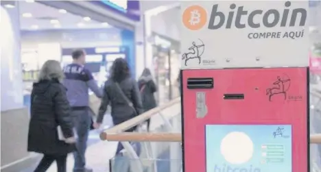  ?? /GETTY IMAGES ?? Ya hay cajeros automático­s que reciben o expiden bitcoins. Este se en cuentra en Barcelona, España.