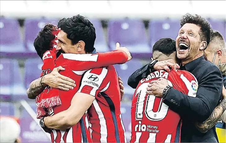  ??  ?? Un feliç Diego Simeone s’abraça amb Ángel Correa al final del matx d’ahir a Valladolid, amb Savic també eufòric