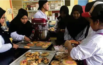  ??  ?? Pelatih SKU 2 Kolej Komuniti Tawau sedang menjalani pembelajar­an amali pembuatan roti yang juga dijual di tapak premis kolej itu di Tawau.