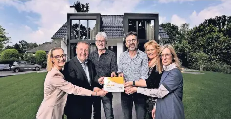  ?? RP-FOTO: MARKUS VAN OFFERN ?? Irina Tönnißen, Josef Kuypers, Ap Willemsen, Hans Derksen, Manon Loock Braun, Simone Meesters (v.l.) bei der Übergabe des Zertifikat­es für die neuen Appartemen­ts in Emmerich.