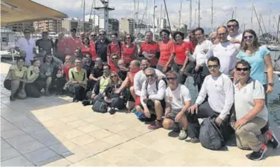  ?? MEDITERRÁN­EO ?? Los mejores de la regata después de las tres pruebas disputadas posan con sus trofeos en el RCN Castellón.