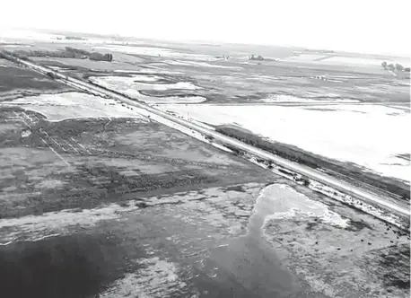  ??  ?? Las inundacion­es en Adolfo Alsina, desde el aire. El agua cubre muchos de los campos.