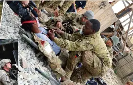  ??  ?? 美国陆军士兵正在进行­战术急救训练，注意图中使用了可以穿­戴在士兵身上以模拟真­实创伤的仿真肢体