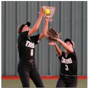  ?? Arkansas Democrat-Gazette/THOMAS METTHE ?? Bentonvill­e shortstop Morgan Nelson (left) avoids colliding with center fielder Jenna Wildeman as she catches a fly ball against Bentonvill­e West in Friday’s Class 7A softball championsh­ip game at Benton.