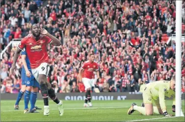  ??  ?? DOMINIO. Lukaku celebra su gol contra el Everton en la goleada del United (4-0).