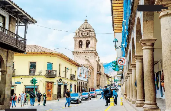  ??  ?? AMÉRICA DEL SUR En Cuzco la presencia de los indígenas es marcada y el quechua se entrelaza con el español.