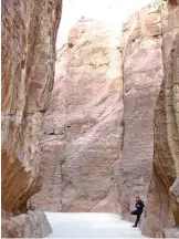  ??  ?? Photo shows a security officer talking on his phone in the Siq gorge in the vast archeologi­cal site of Petra, Jordan.