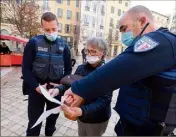  ?? (Photos Laurent Martinat) ?? La précieuse attestatio­n doit pouvoir être présentée à tout moment en ville.