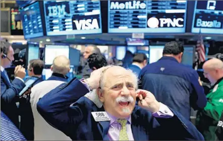  ?? Justin Lane
EPA ?? A STEEP FALL in oil prices raised fears of weaker economic growth worldwide. Above, traders at the New York Stock Exchange.