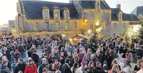  ?? | PHOTO : OUEST-FRANCE ?? Les guirlandes de Noël illuminent Locronan, dans le Finistère, depuis le samedi 16 décembre.