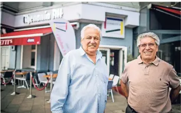  ?? RP-FOTO: ANNE ORTHEN ?? Carlo Benini (l.) und Domenico de Luca betreiben seit 30 Jahren das Confetti’s in Oberkassel. Bis 2021 müssen sie sich aber nach einem neuen Ort für ihr Lokal umschauen, da der jetzige Ort einem Neubau weichen soll.