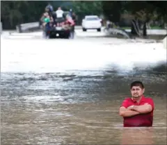  ?? FOTO: MICHAEL CIAGLO/AP ?? Det gaelder om at finde en grimasse, der kan passe. Vandet fra den tropiske storm går til over baeltested­et.