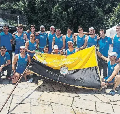  ?? FOTO: ASTILLERO ?? La plantilla de Astillero posa con la Bandera de Portugalet­e El bote cántabro fue el más rápido en la regata inaugural