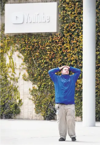  ?? Paul Chinn / The Chronicle ?? A security guard stands at the main entrance to YouTube headquarte­rs on Cherry Avenue in San Bruno where on Tuesday a disgruntle­d video maker shot and wounded three employees.