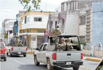  ??  ?? Militares durante un recorrido de vigilancia en la entidad.