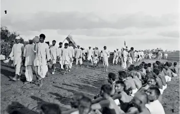  ??  ?? April 7, 1930: Arrival of volunteers at the river