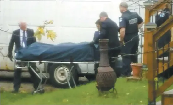  ?? PHOTO D’ARCHIVES ?? Les policiers ont sorti sur une civière les cadavres des trois bébés d’une résidence de Sainte-Marthe-sur-le-Lac, à l’automne 2017.