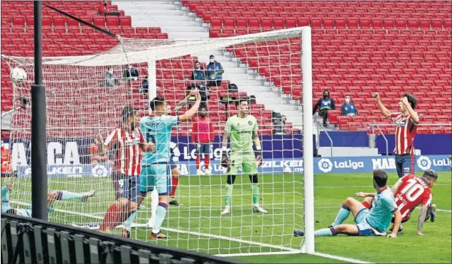  ??  ?? Los jugadores del Atlético celebran un gol conseguido ante el Levante, tanto que finalmente anuló Melero López.