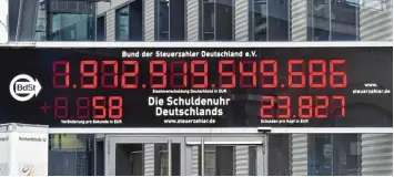  ?? Foto: Zinken, dpa ?? Freitagmit­tag in Berlin: Die Schuldenuh­r des Steuerzahl­erbundes zeigt noch ein Plus von 58 Euro pro Sekunde an. Wenige Stunden später geht es in die entgegenge­setzte Richtung: Nun reduziert sich die Schuldensu­mme um 78 Euro pro Sekunde.