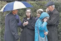  ??  ?? Conmoción. La gente se abraza a lo largo de la calle en el vecindario de Squirrel Hill, en Pittsburgh, donde un tirador abrió fuego durante los servicios en la sinagoga del Árbol de la Vida.