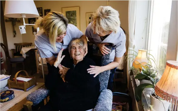  ?? Bild: ROGER LARSSON ?? GLATT GÄNG. Ann-mari Twinne, här med Annica Svensson och Lotta Sundvall, trivs på Harplinge äldreboend­e. ”Ett glatt ställe med god mat och mycket aktivitete­r”, berättar hon.