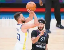  ?? AP-Yonhap ?? Golden State Warriors’ Stephen Curry, left, goes up for a shot past Philadelph­ia 76ers’ Seth Curry during the first half of an NBA game in Philadelph­ia, Pann., Monday.