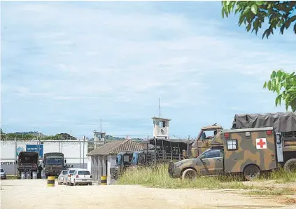  ?? Tânia Rêgo / agência BRasil ?? Veículos militares foram enviados a Japeri para a operação conjunta de varredura na penitenciá­ria