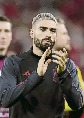  ?? FOTO: GETTY ?? Yannick Carrasco, saludando a los hinchas belgas desplazado­s a Qatar