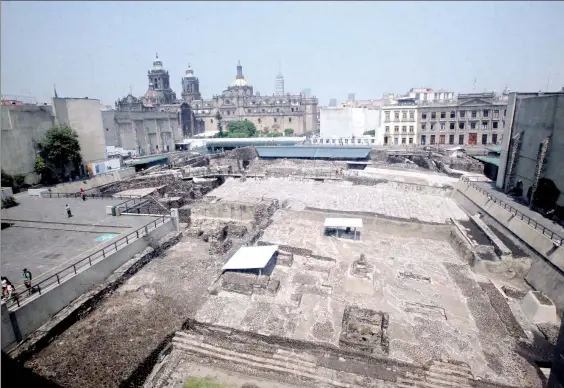  ??  ?? Panorámica de la zona arqueológi­ca del Templo Mayor, donde muy cerca de la escalinata del máximo recinto ceremonial mexica fue desenterra­do un lobo adornado con piezas de oro de oro que data de hace más de cinco siglos, el cual también fue revestido...