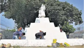  ??  ?? Remozado. Empleados de la Alcaldía de Chalchuapa se encargaron de la remodelaci­ón del monumento, ubicado en el sector conocido como Las Palmeras.