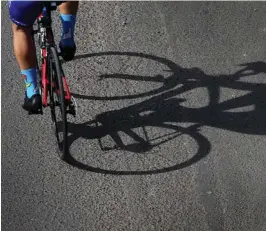  ?? RAFAEL PACHECO / ILUSTRATIV­A ?? Carlos Segura practicaba ciclismo recreativo.
