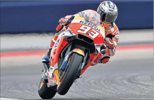  ??  ?? SÓLIDO. Marc Márquez no marcó el tiempo más rápido de los entrenamie­ntos libres, pero sí mostró que su ritmo le hace favorito.