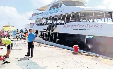  ??  ?? La explosión del ferry fue cuando los pasajeros descendían; un empleado de la naviera está en terapia intensiva.