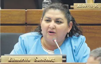  ??  ?? Diputada Esmérita Sánchez insiste en el poder de políticos sobre médicos y enfermos.