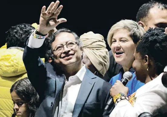  ?? Carl s Ortega / EFE ?? El presidente electo de Colombia, Gustavo Petro, saluda a sus seguidores la noche del domingo en el Movistar Arena de Bogotá